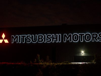 Mitsubishi Motors doosletters front verlicht